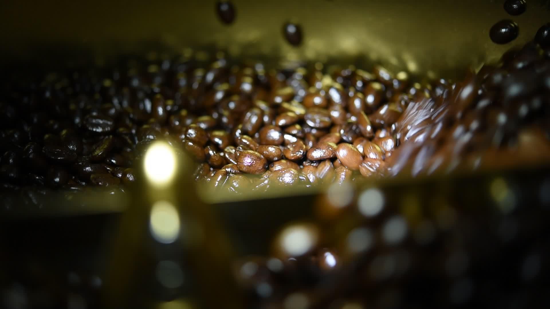 烤咖啡豆机里的豆子视频的预览图