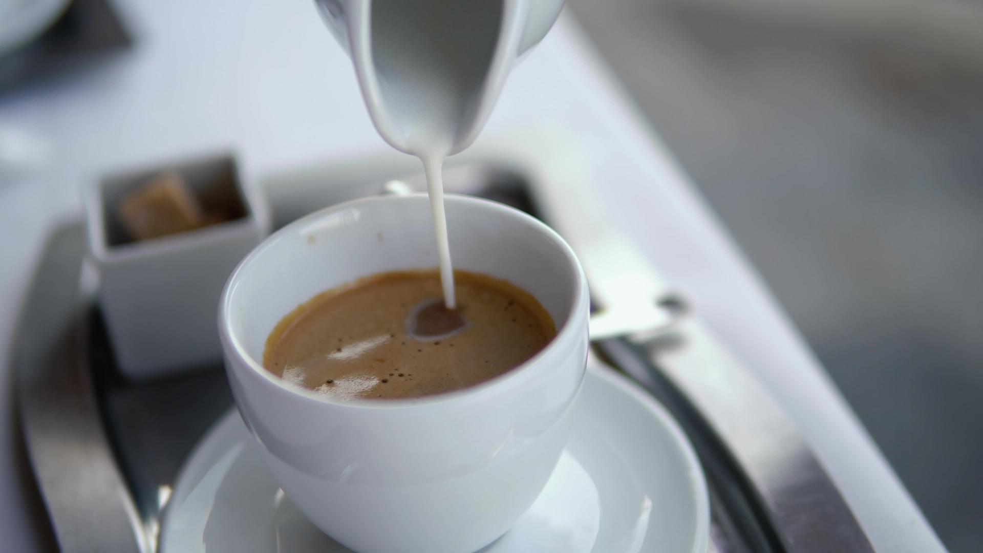 早上在咖啡中加入糖和奶粉视频的预览图