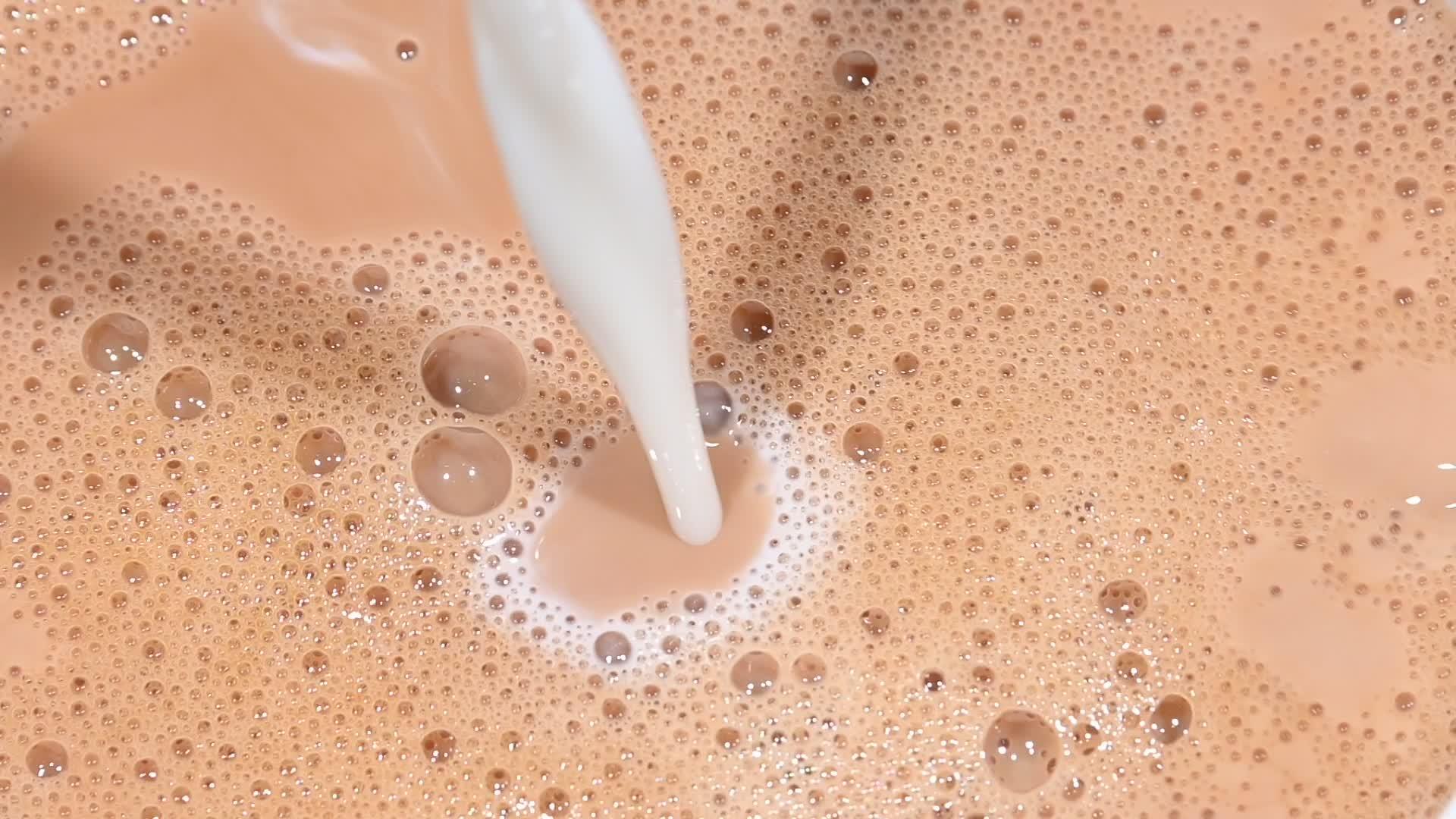 倒入黑咖啡杯中的牛奶视频的预览图