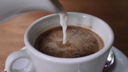 在浓缩咖啡中加入奶油视频的预览图