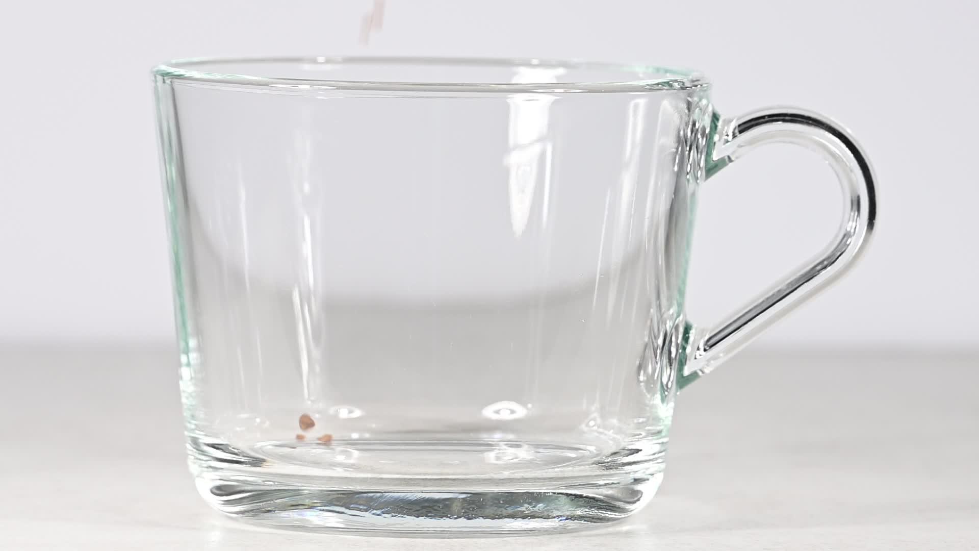 在玻璃杯中冷冻水干燥快速咖啡视频的预览图