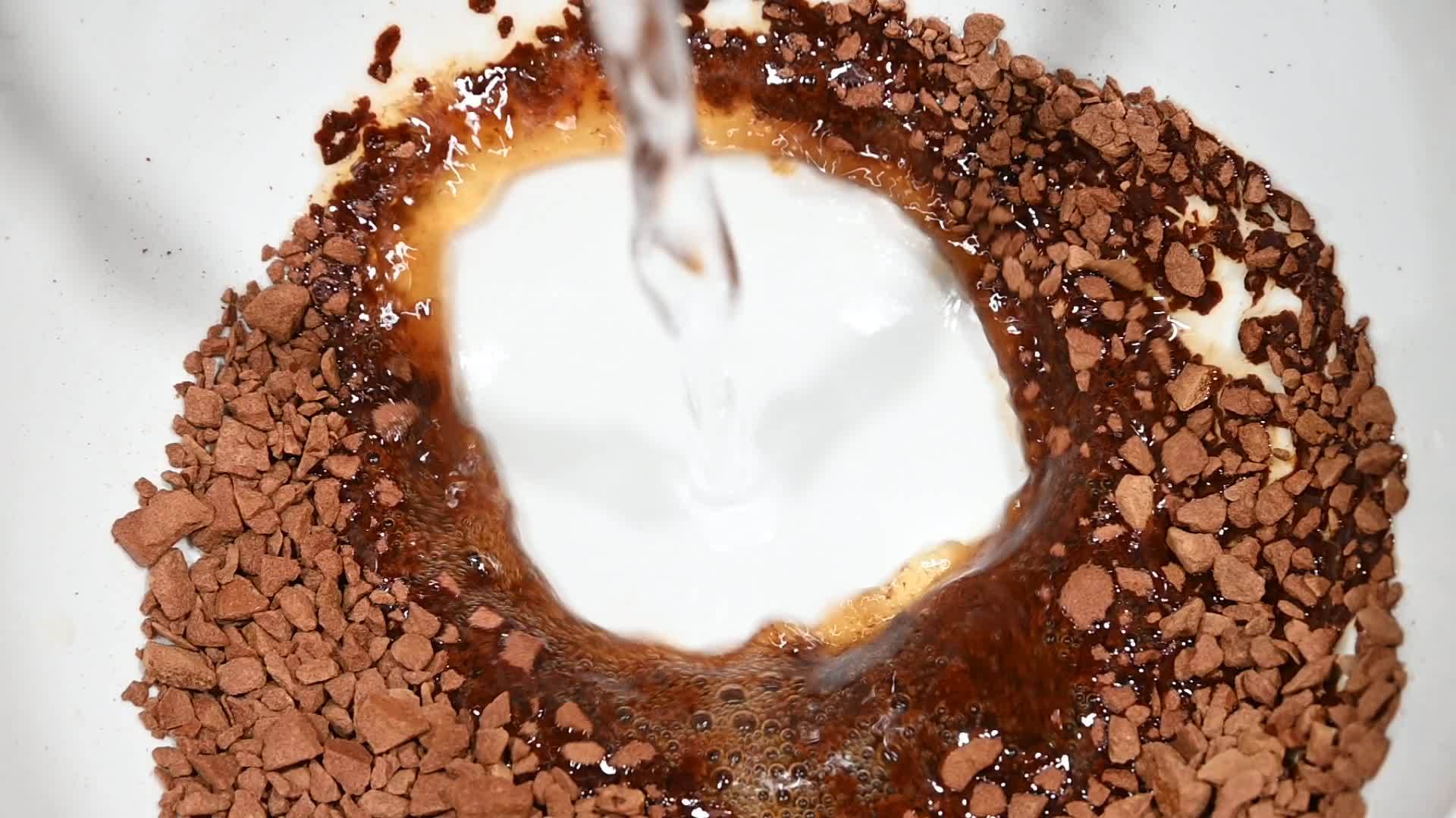 热水倒入咖啡杯中视频的预览图