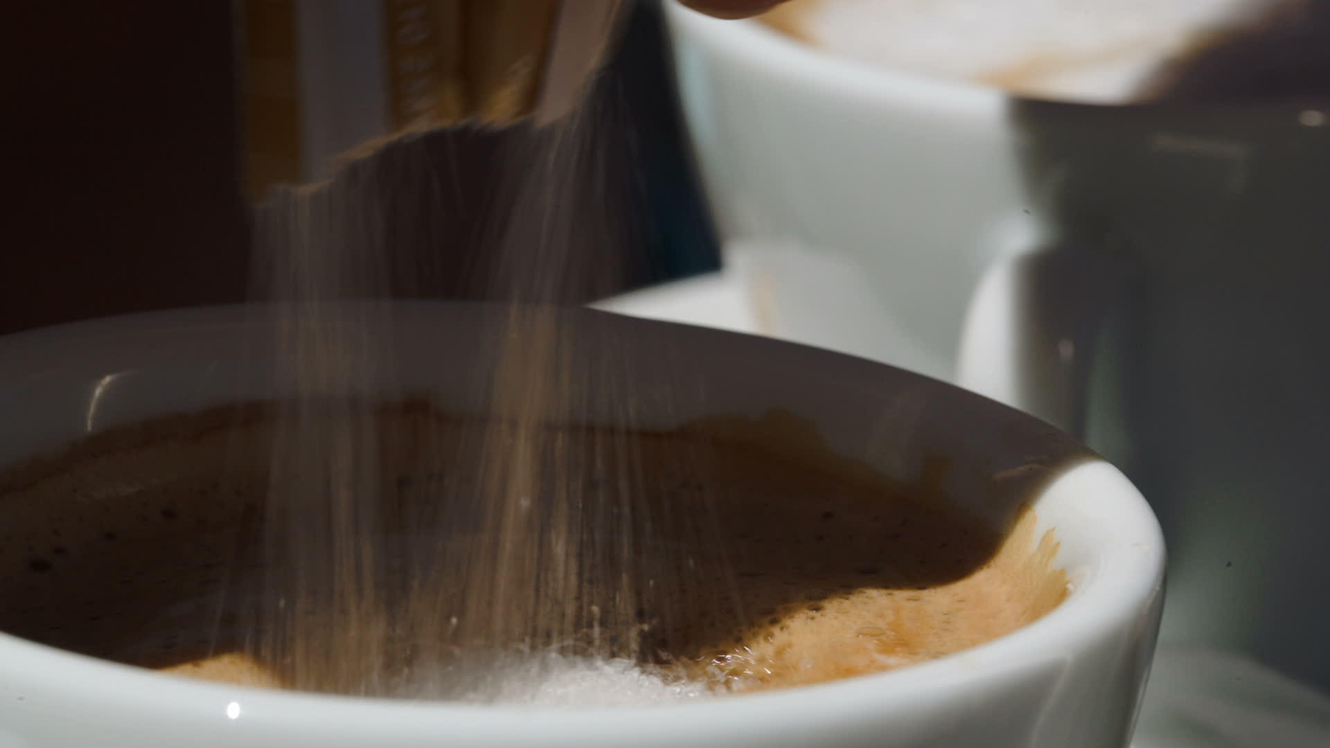 把糖和咖啡放进杯子里视频的预览图