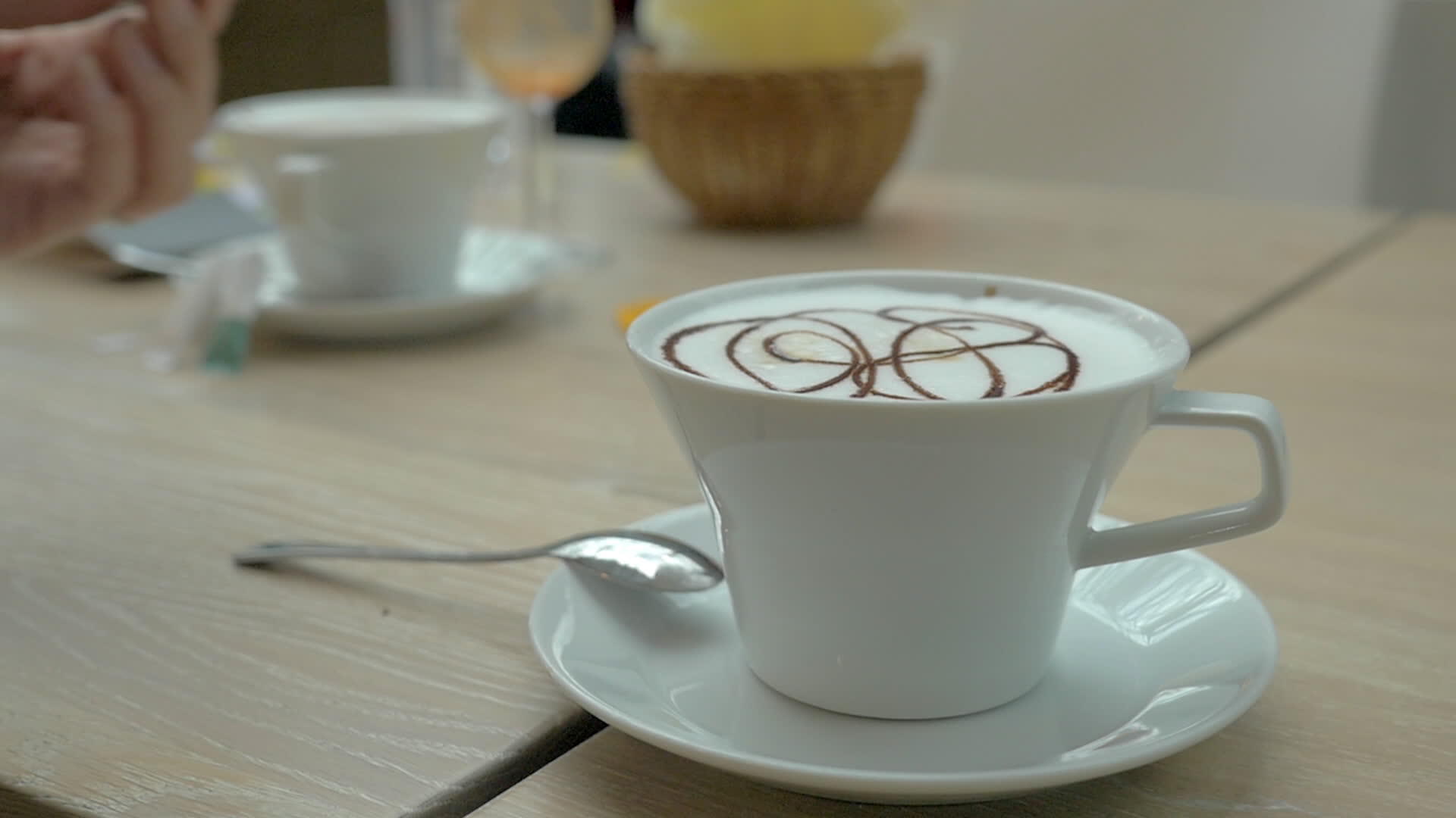 在咖啡馆供应的咖啡中加入糖视频的预览图