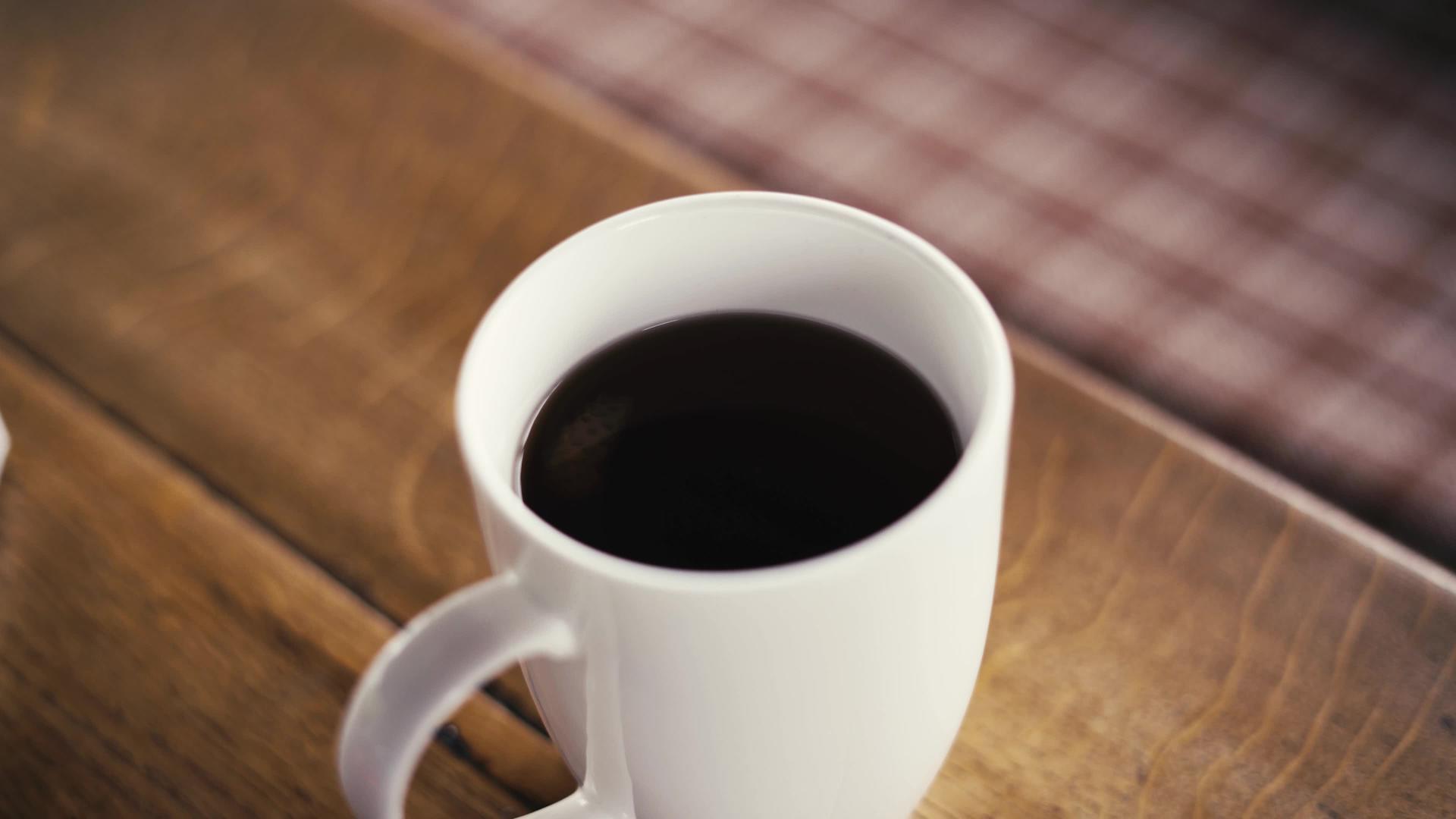 早上白咖啡杯在橡树桌上视频的预览图