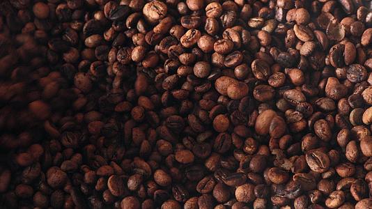 古代传统的烤咖啡豆视频的预览图