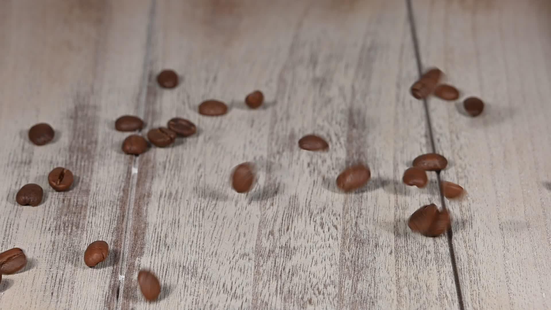 把咖啡豆倒在木桌上视频的预览图