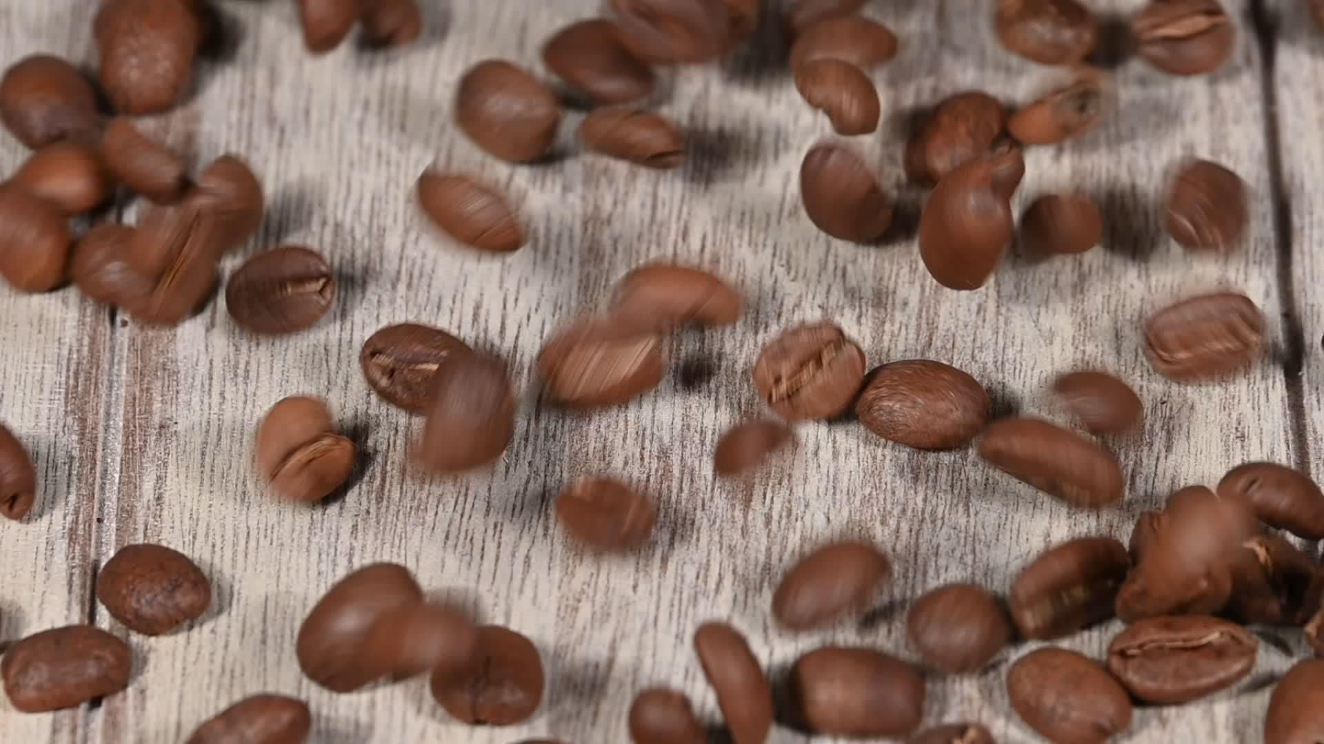 关上咖啡豆倒在木桌上视频的预览图