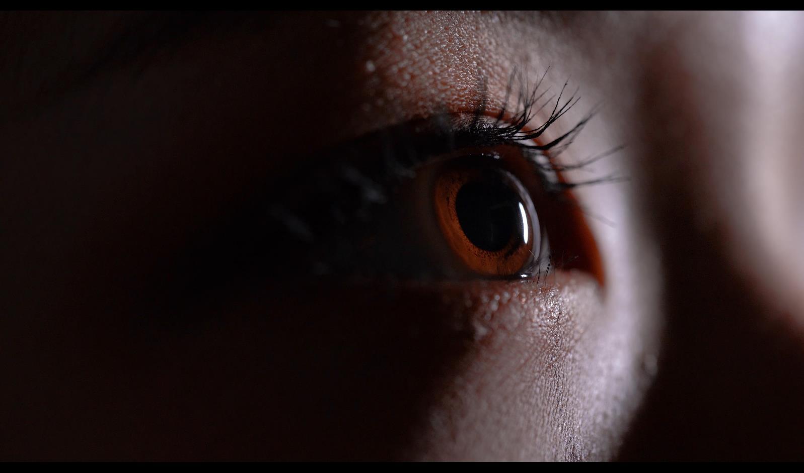 4k暗环境下女生睁眼眼睛特写视频的预览图