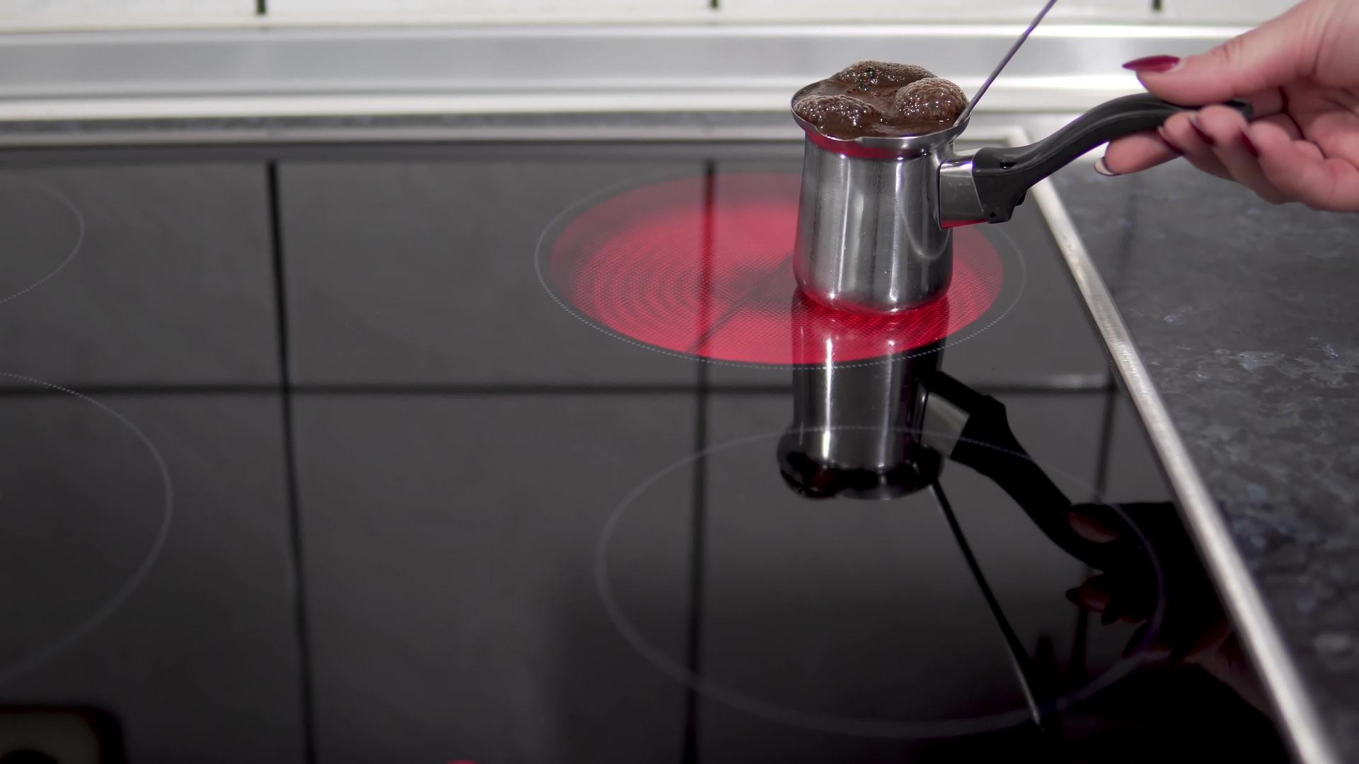 在现代电炉煮的土制咖啡在现代电炉啡视频的预览图