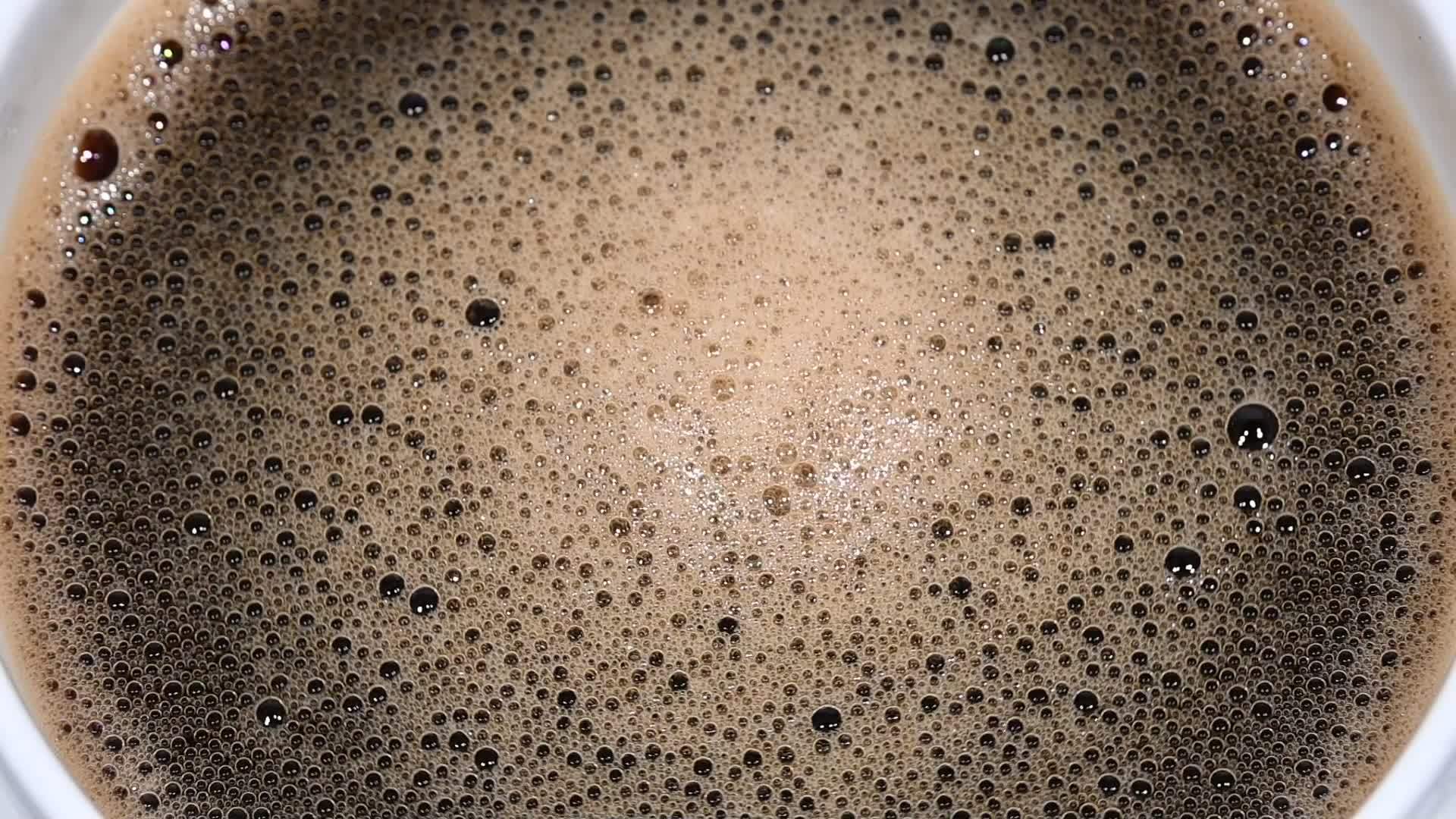 可溶性咖啡泡沫在杯中旋转视频的预览图