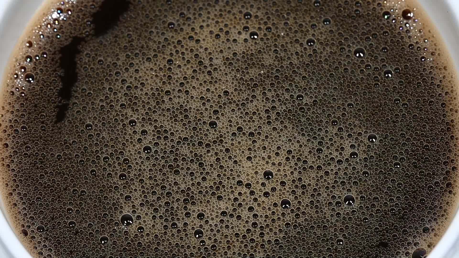 可溶性咖啡泡沫在杯中旋转视频的预览图