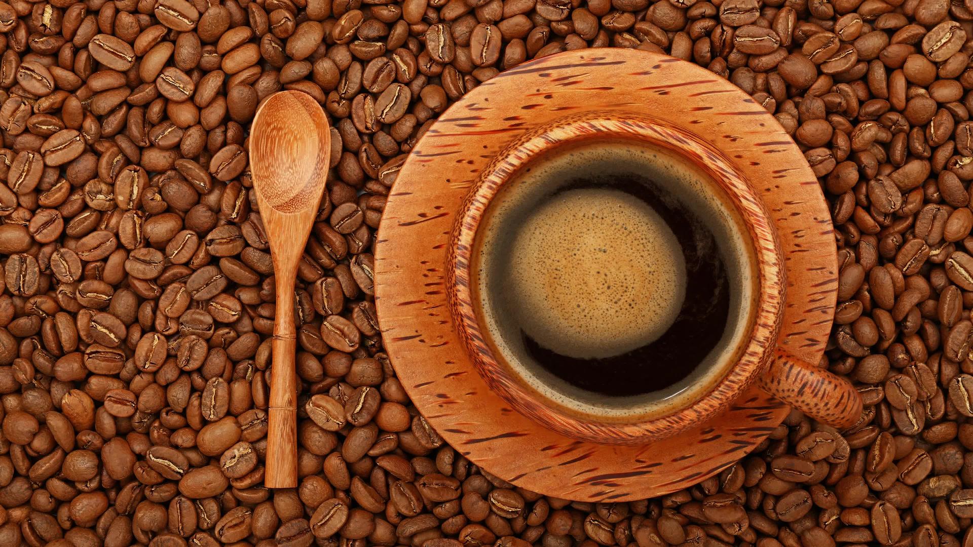 咖啡豆上的杯子里的咖啡视频的预览图