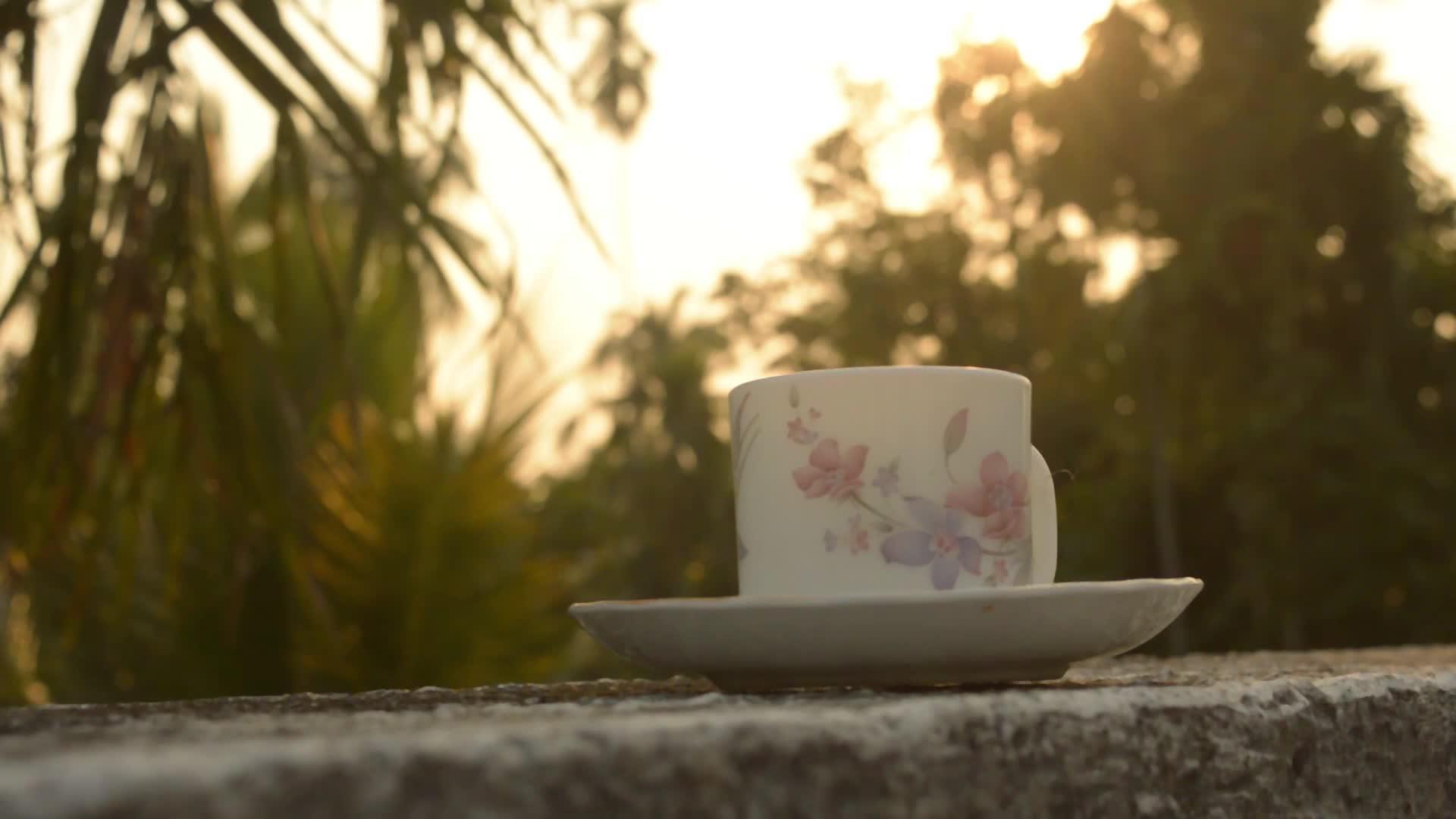 夕阳下的咖啡杯夏天清新凉爽的背景是一个分散的城市视频的预览图