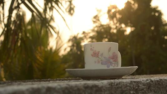 夕阳下的咖啡杯视频的预览图
