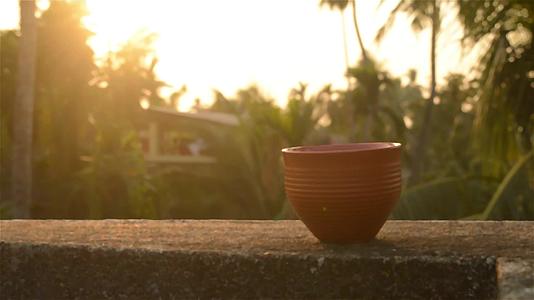 咖啡杯在夕阳下bhar夏天新鲜凉爽的外观泥浆视频的预览图