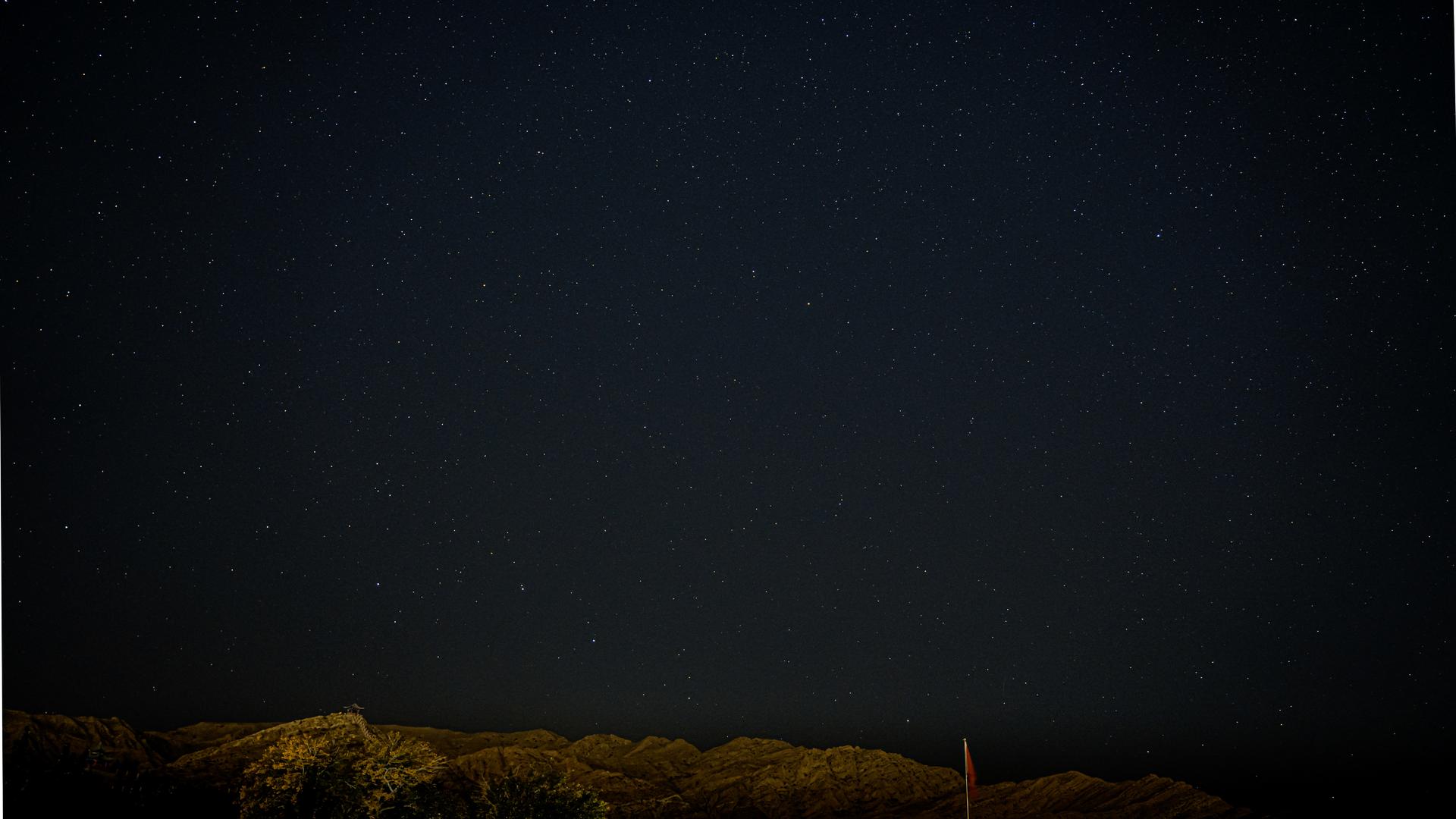 8K天龙座流星雨山脉下五星红旗下的星空延时视频的预览图