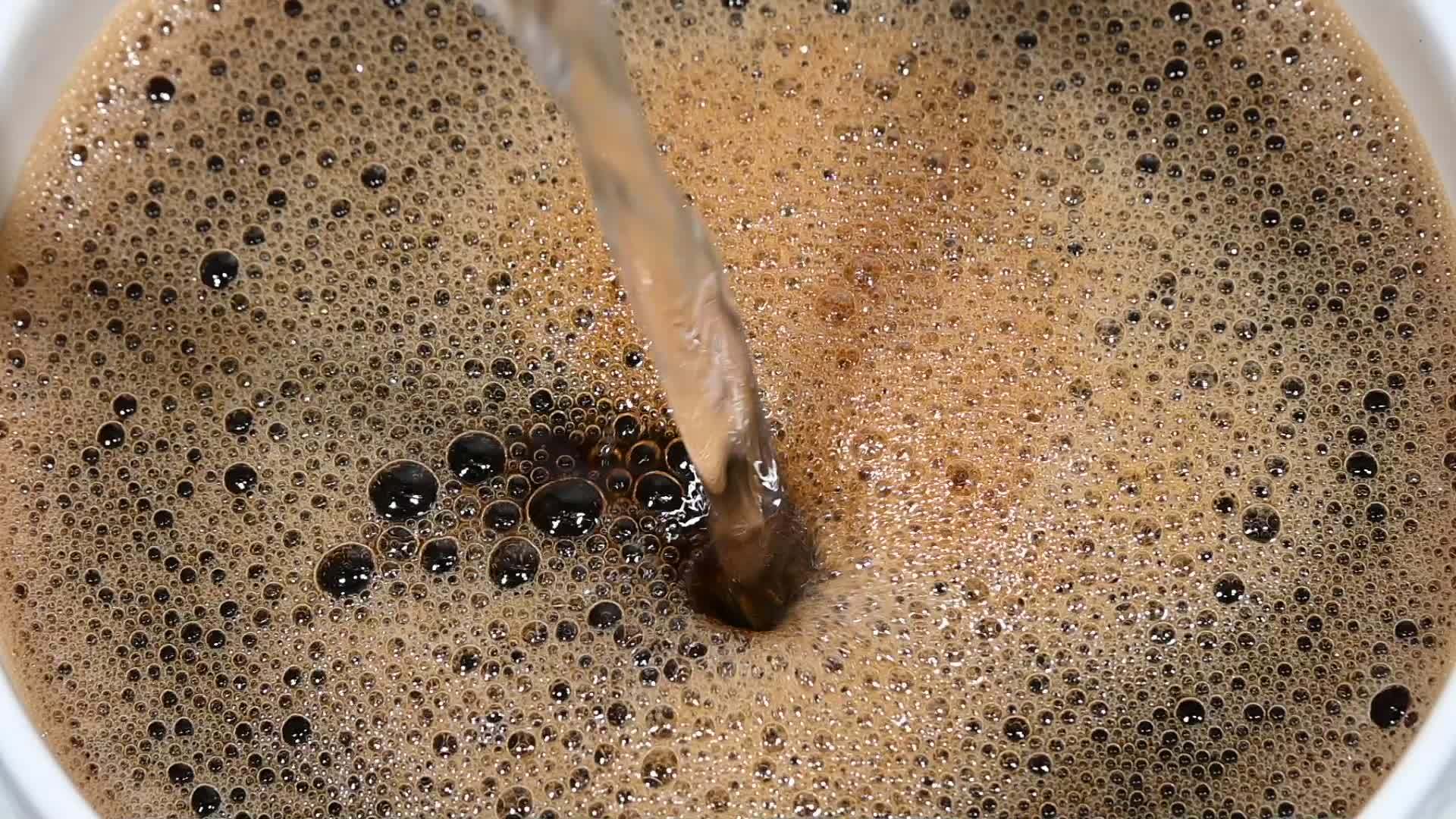 把热水倒进白杯黑咖啡里视频的预览图