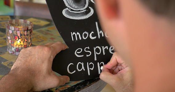 粉笔板上写着咖啡类型的男人视频的预览图