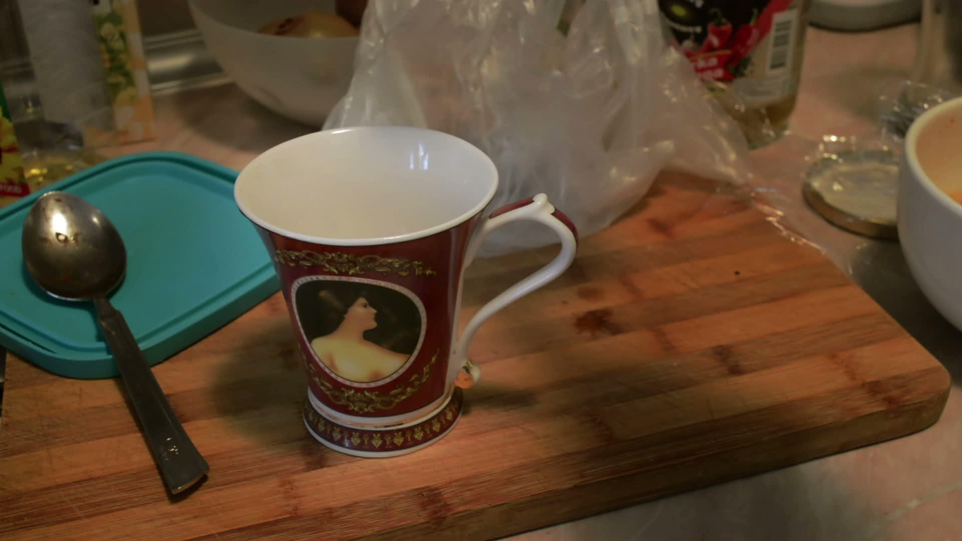 将土咖啡倒入杯中从杯中蒸汽视频的预览图