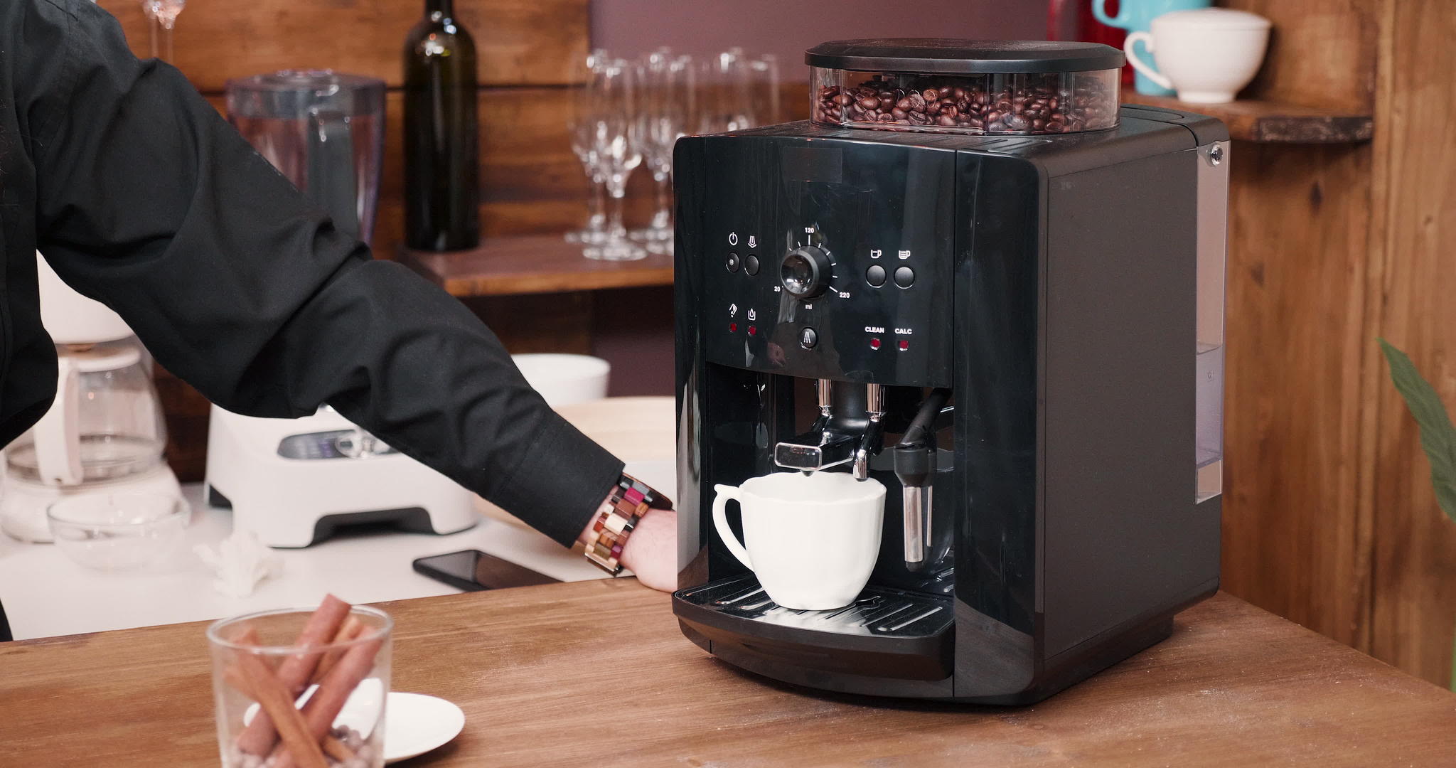 现代黑咖啡豆制造商视频的预览图
