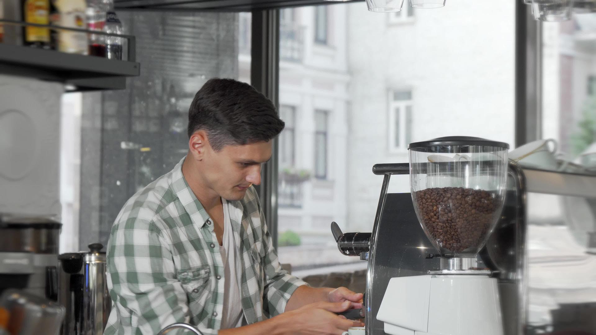 男咖啡师为顾客准备咖啡视频的预览图