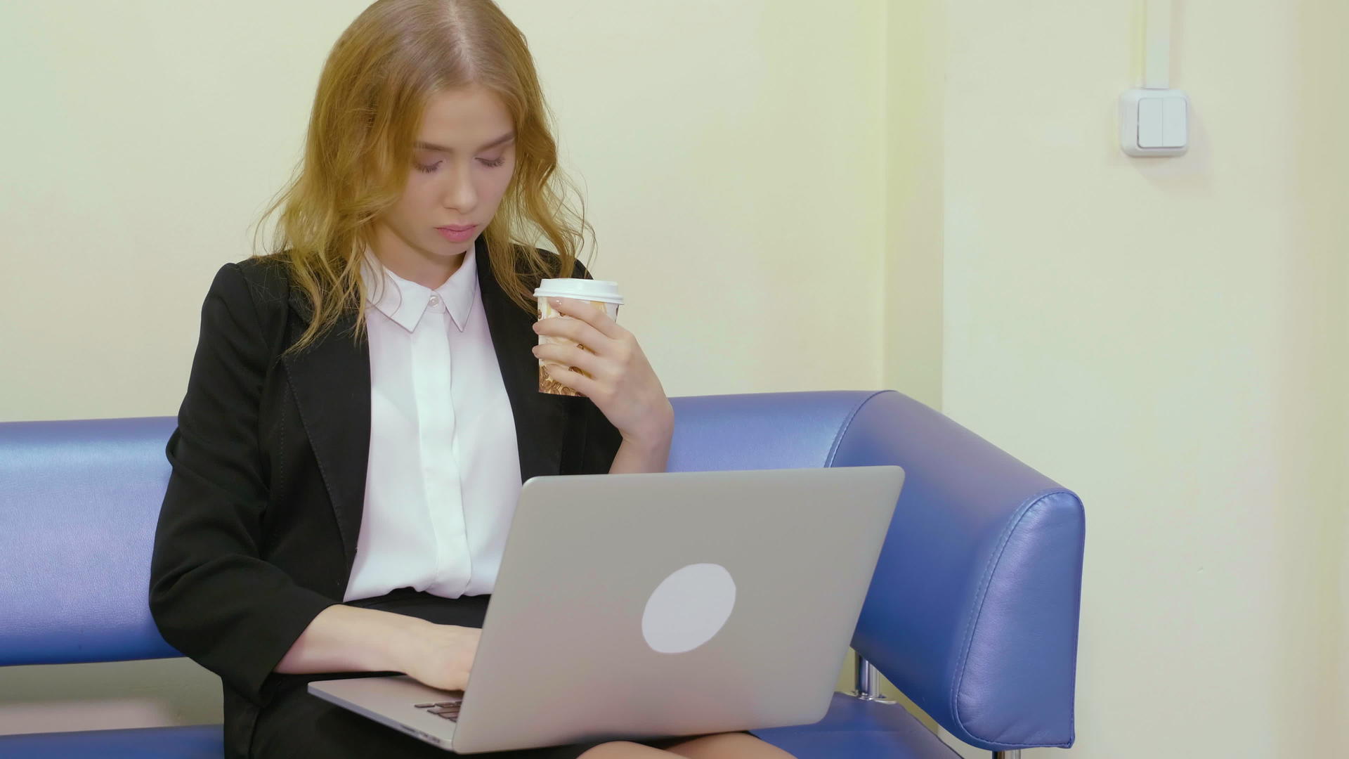 女员工坐在沙发上用笔记本电脑工作视频的预览图