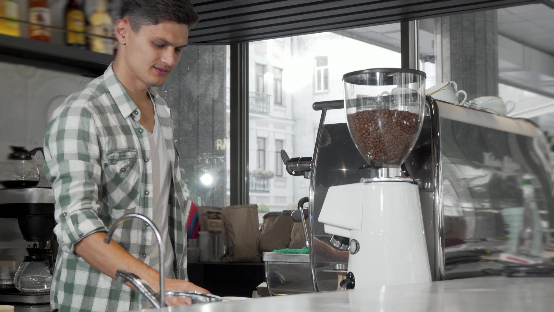 提供美味咖啡后男咖啡师对着相机微笑视频的预览图