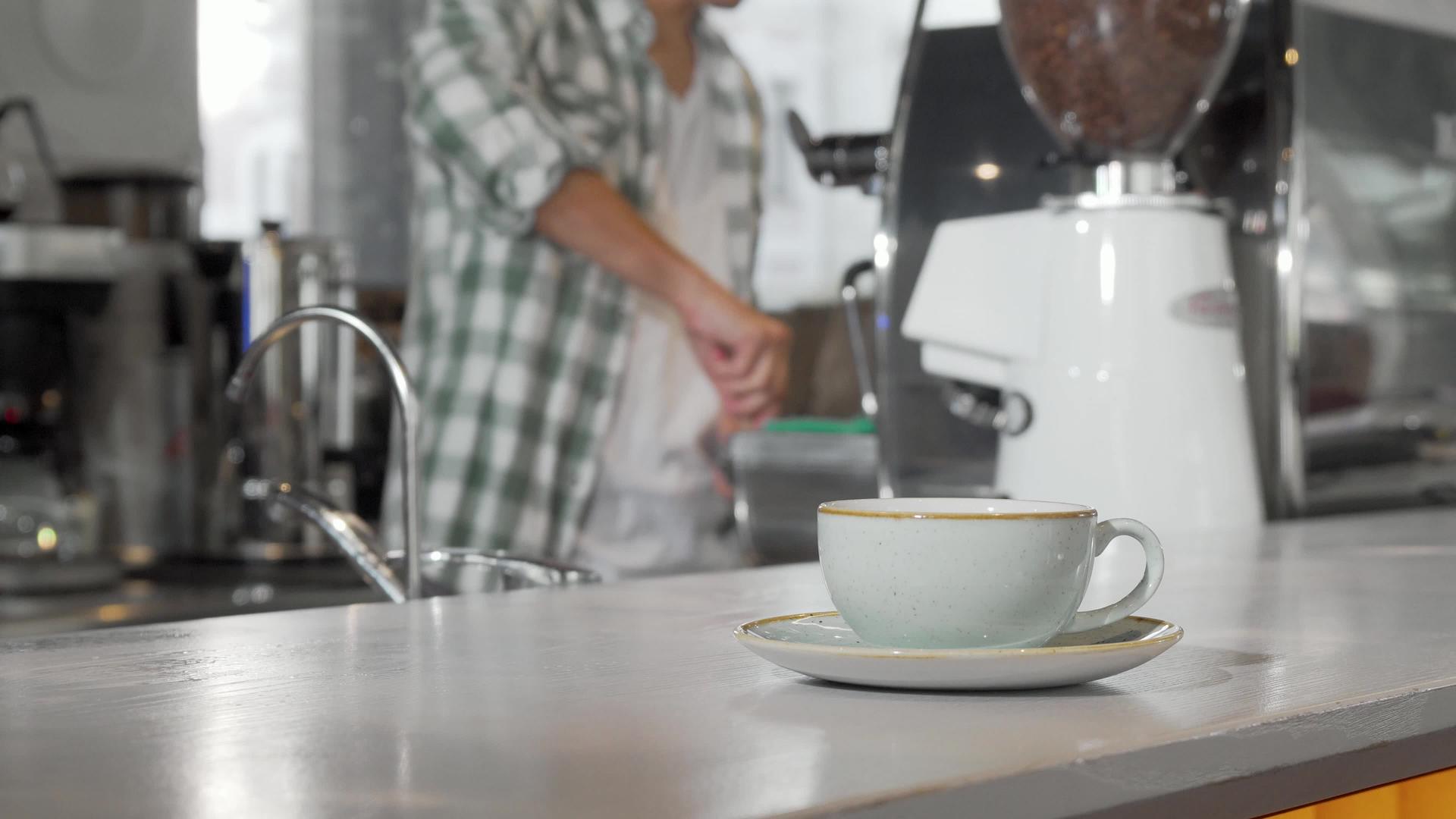 咖啡杯在咖啡吧的咖啡馆里做背景工作视频的预览图