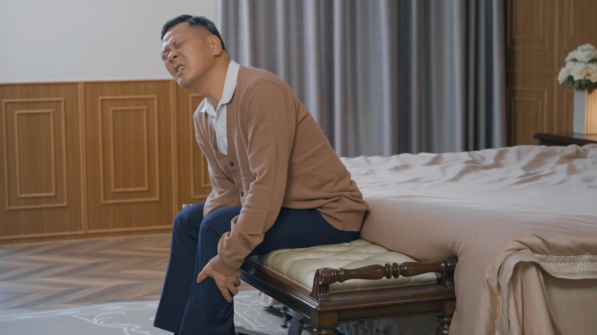 4k老年男性腿痛膝关节痛通风视频的预览图