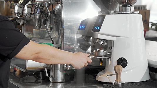一家酒吧用咖啡机研磨咖啡豆视频的预览图