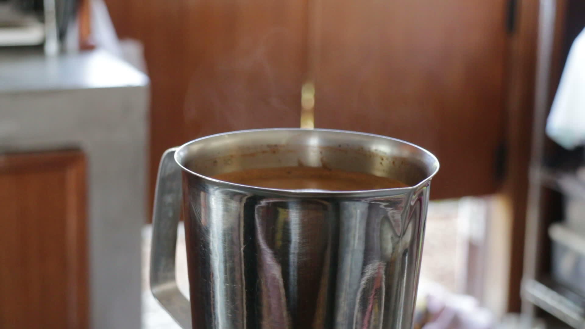 在咖啡馆煮茶的咸茶成分视频的预览图