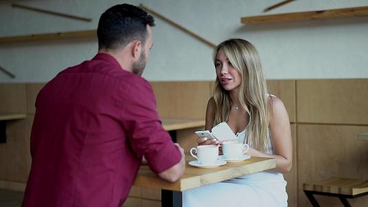 女人在咖啡馆里和男人吵架视频的预览图