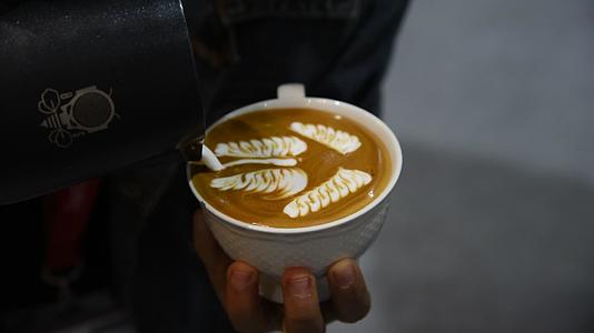咖啡拿铁拉花视频的预览图