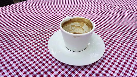 红色桌布上的咖啡杯视频的预览图