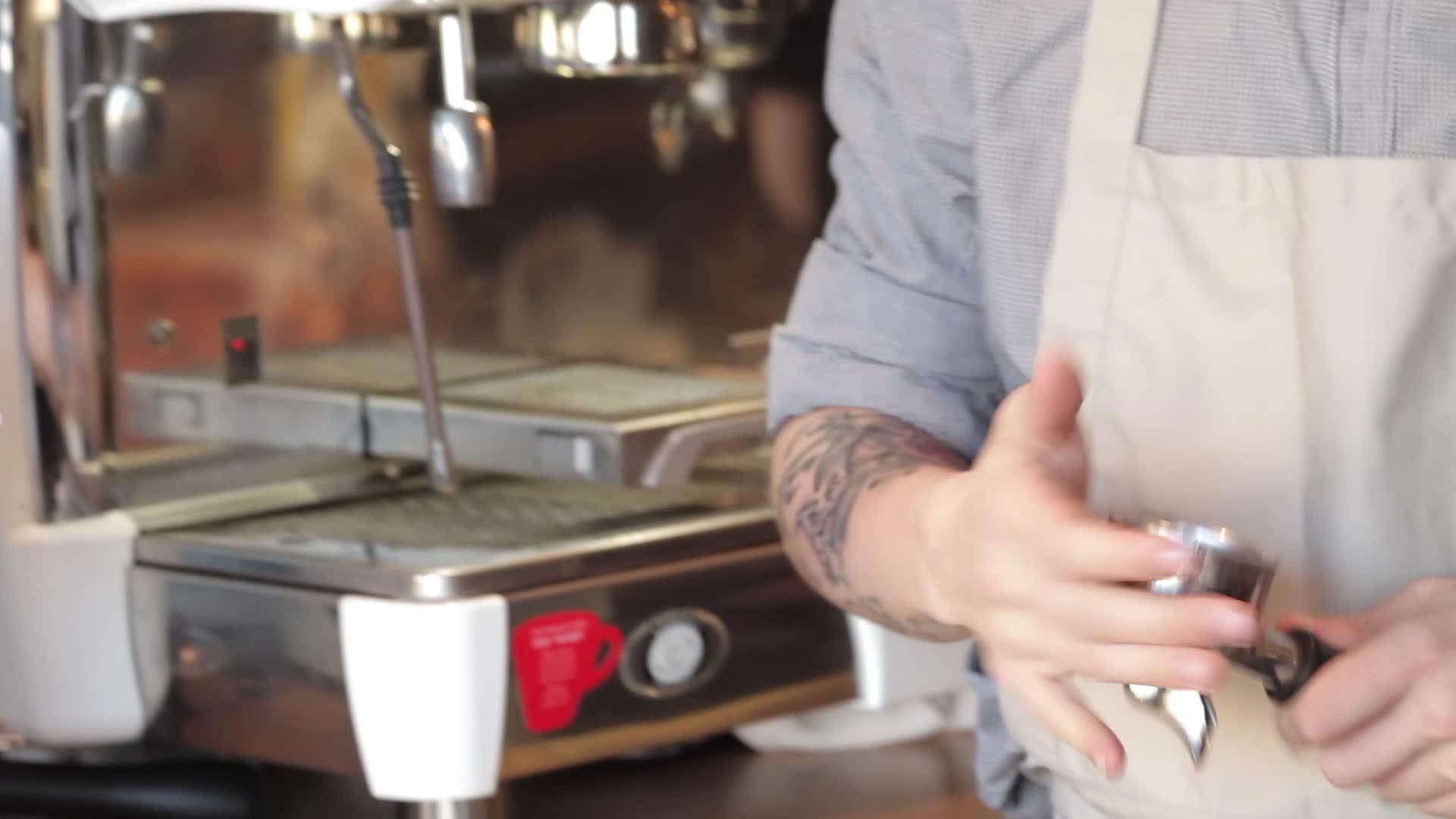 浓缩咖啡是用面条准备的视频的预览图