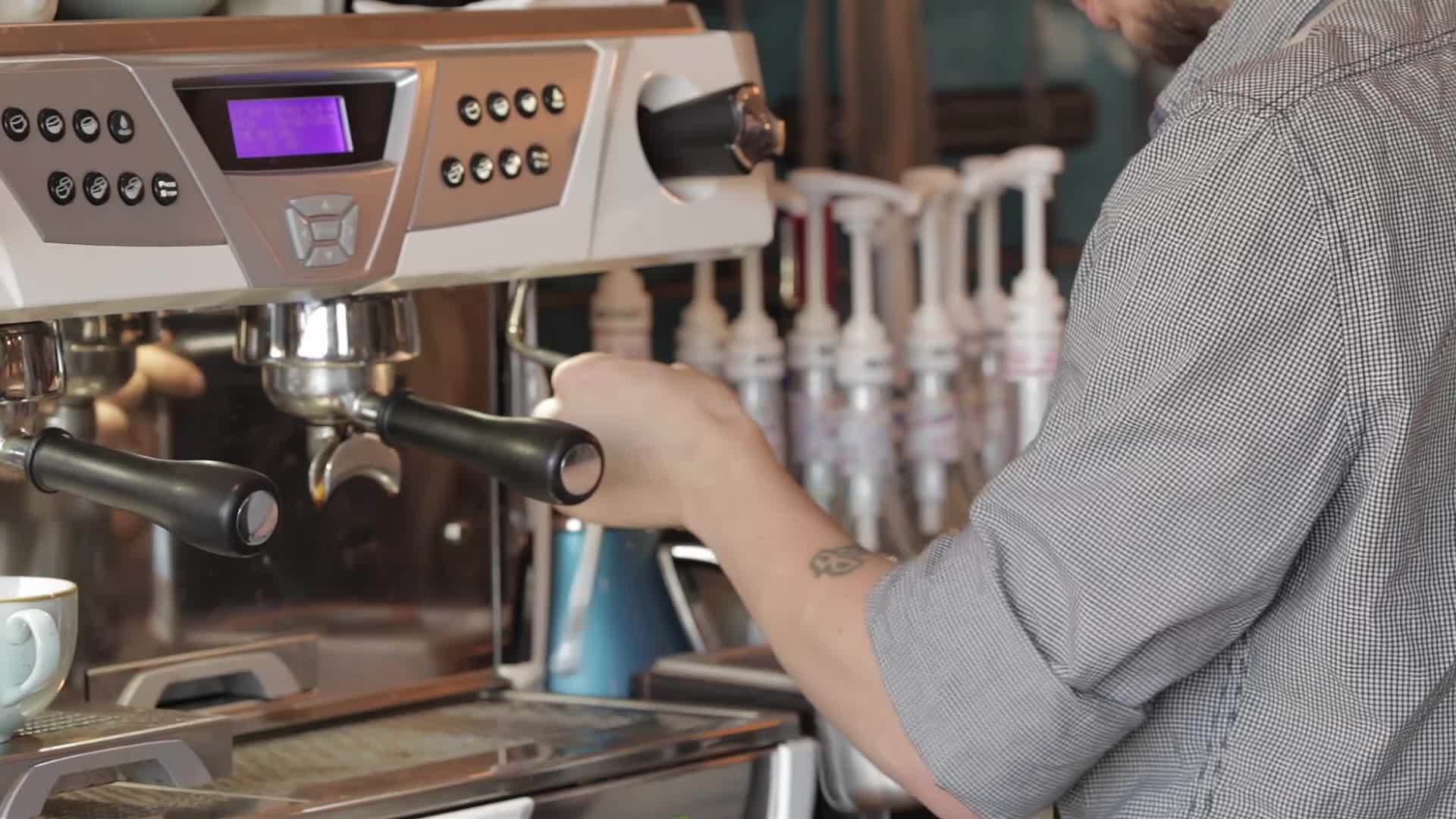准备一杯咖啡和机器一起喝视频的预览图