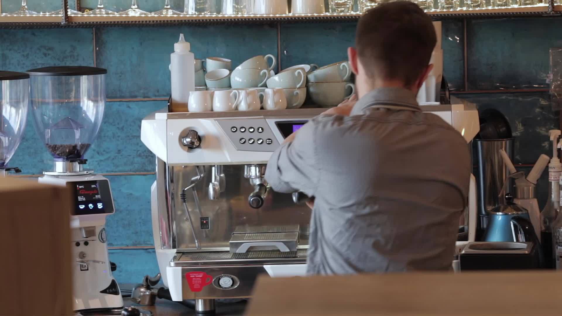 咖啡师使用咖啡机视频的预览图