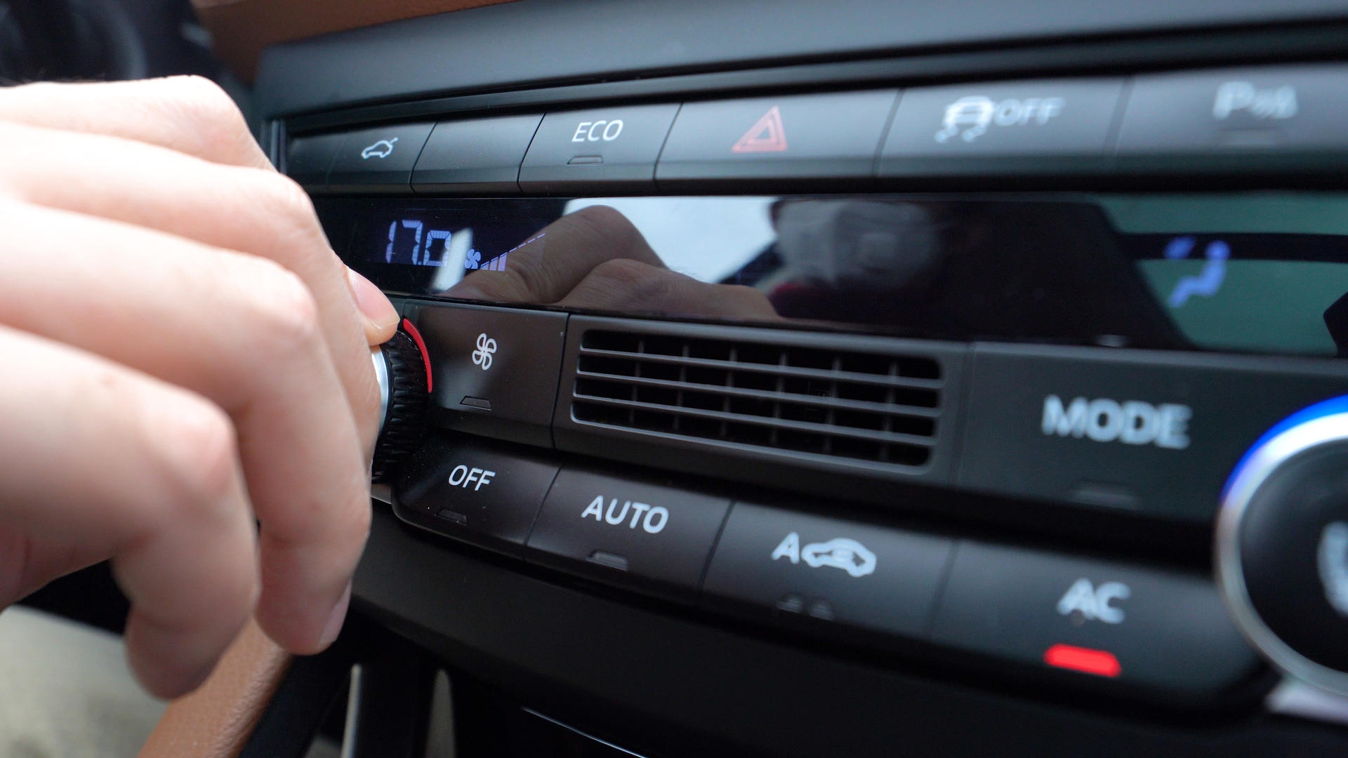 汽车中控台空调温度调节视频的预览图