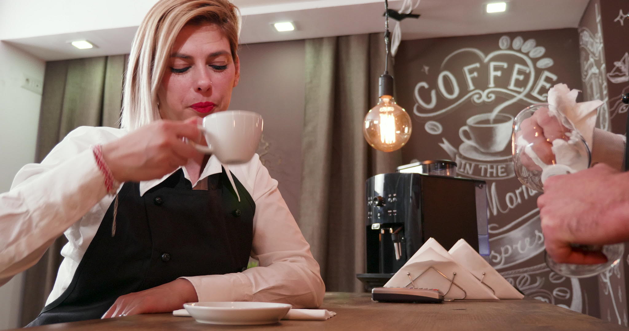 女服务员喝咖啡视频的预览图