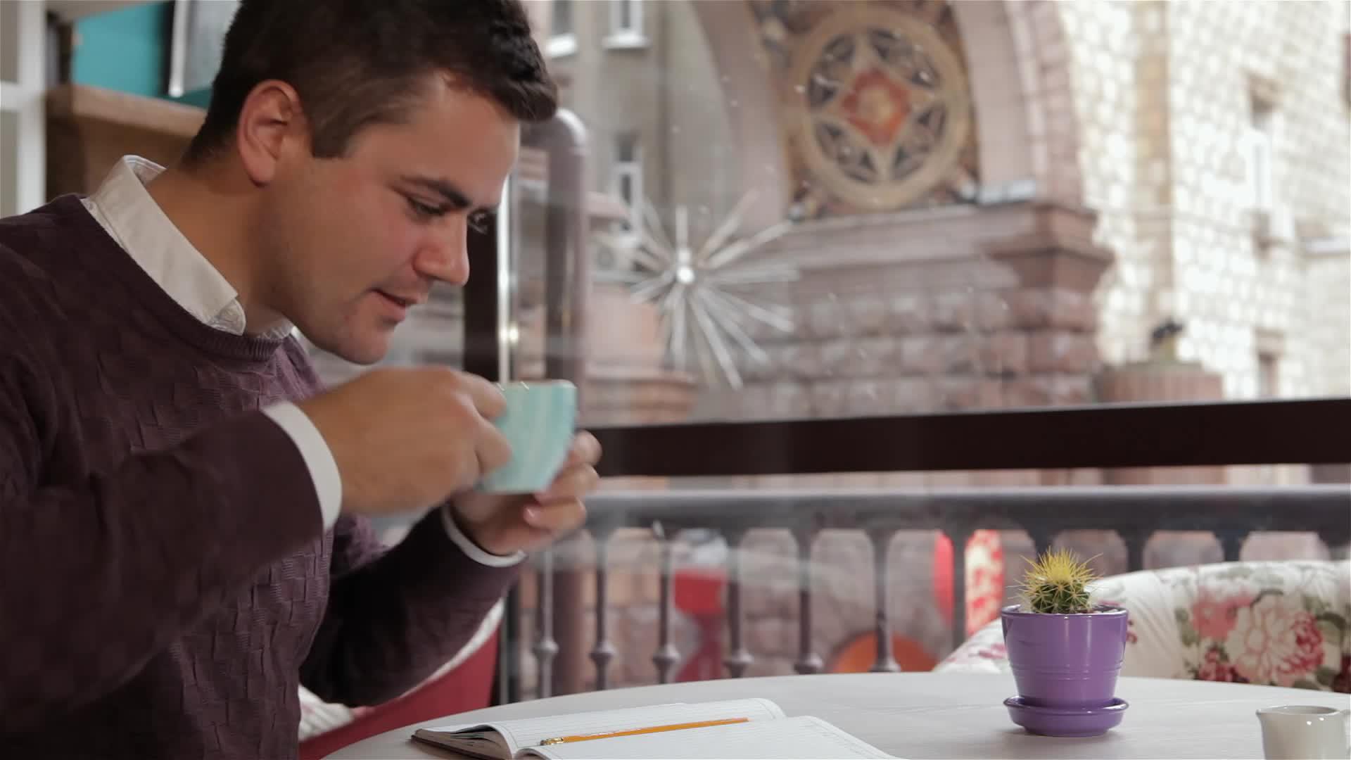 男人在咖啡馆喝咖啡视频的预览图