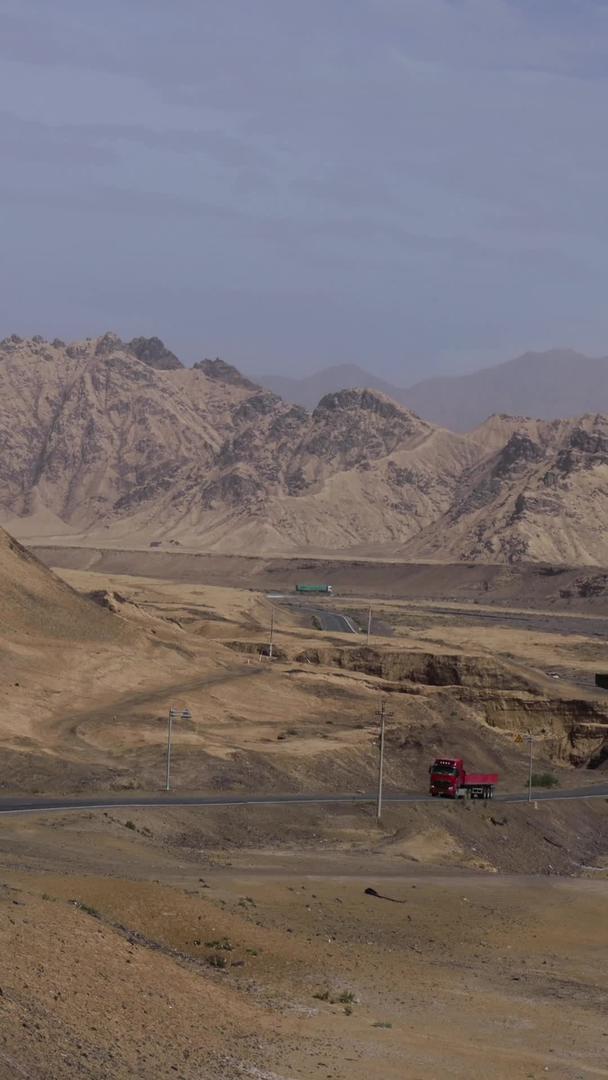 青藏公路繁忙交通延迟视频视频的预览图