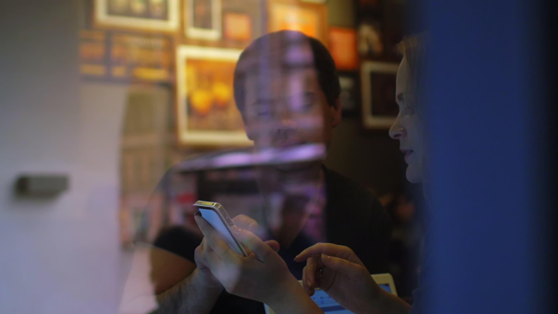 男女在餐厅用智能手机聊天视频的预览图