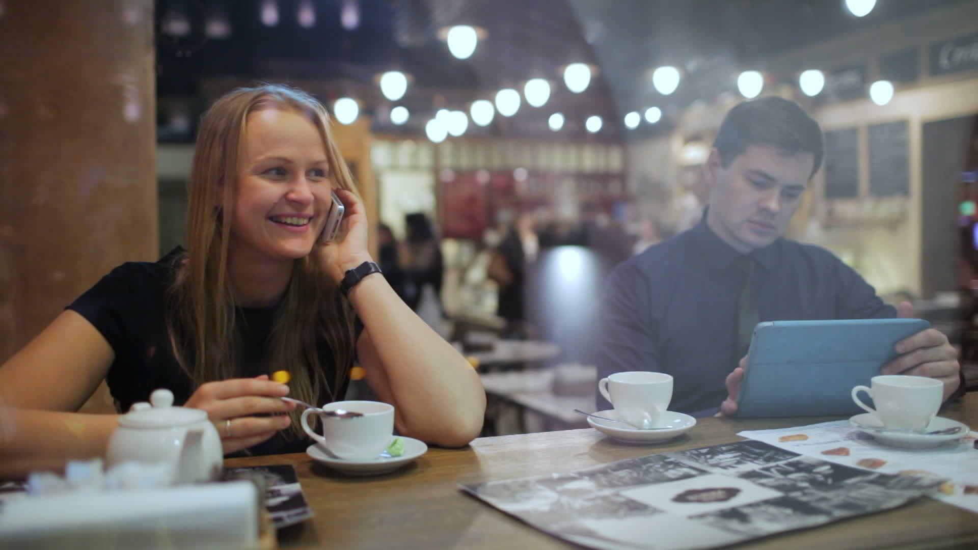 咖啡馆里的年轻人视频的预览图