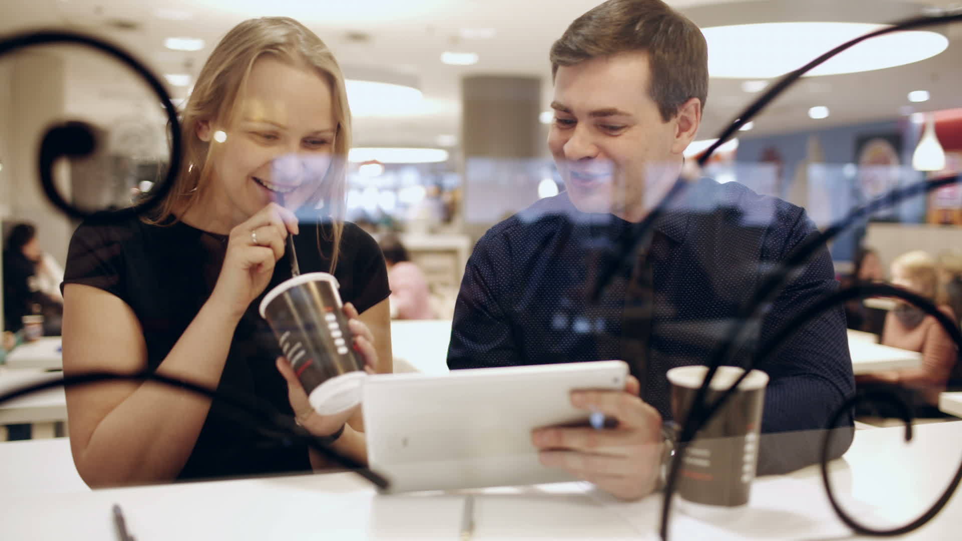 休息时咖啡馆的同事们喝咖啡聊天视频的预览图