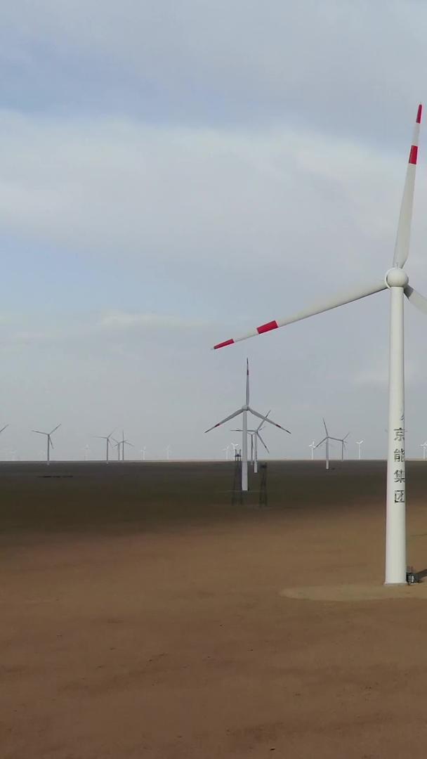 沙漠风力发电厂航拍视频的预览图