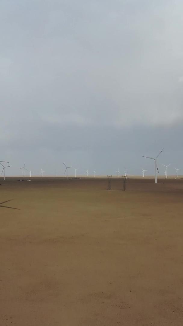 沙漠风力发电厂航拍视频的预览图