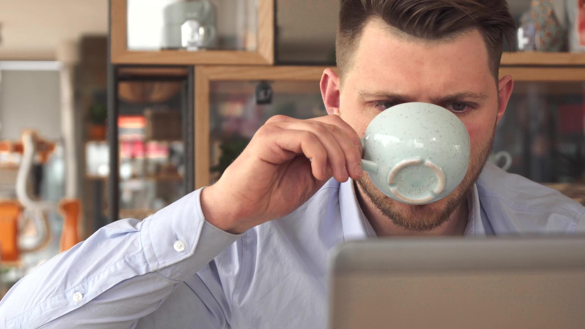 年轻商人在咖啡馆喝咖啡视频的预览图