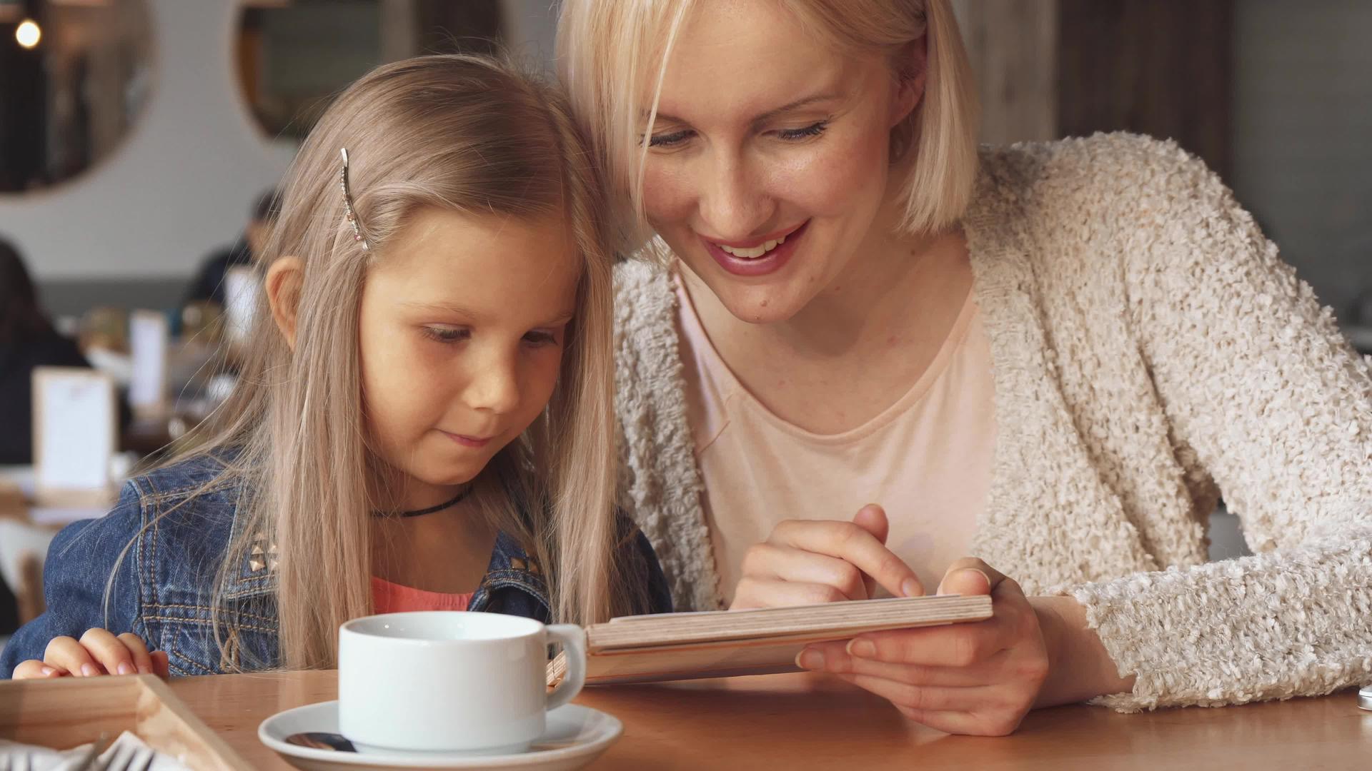 母亲和女儿在咖啡馆挑选葡萄酒视频的预览图