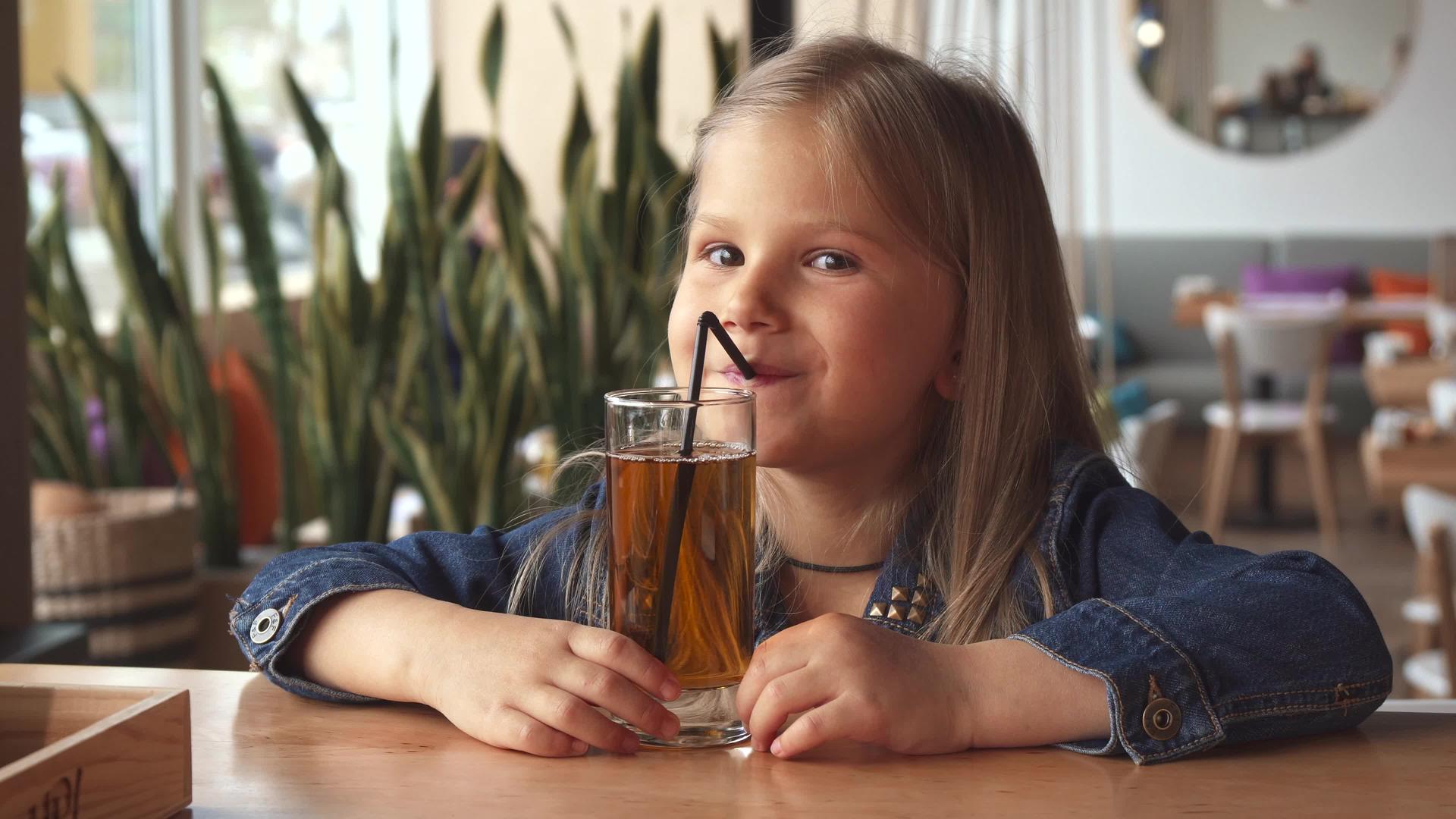 小女孩在咖啡馆喝味水视频的预览图